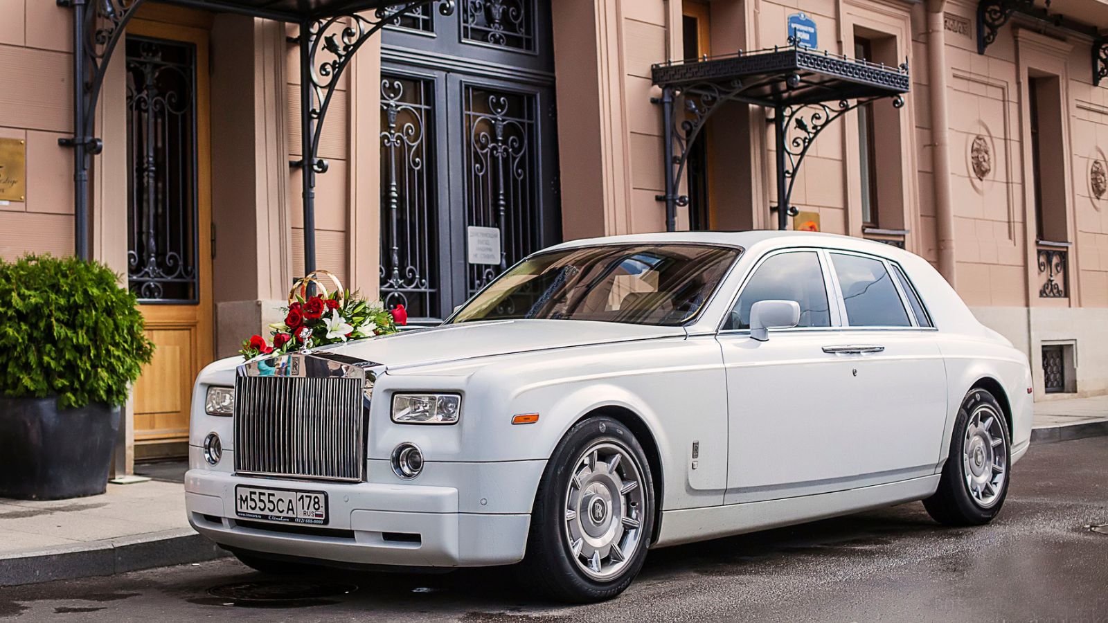 12 'Rich People' Things Normal People Wish They Could Experience