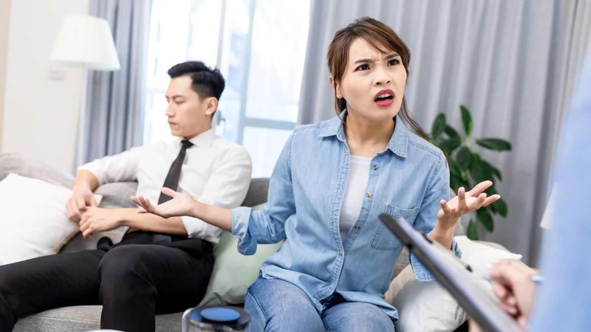 woman angry with man counseling