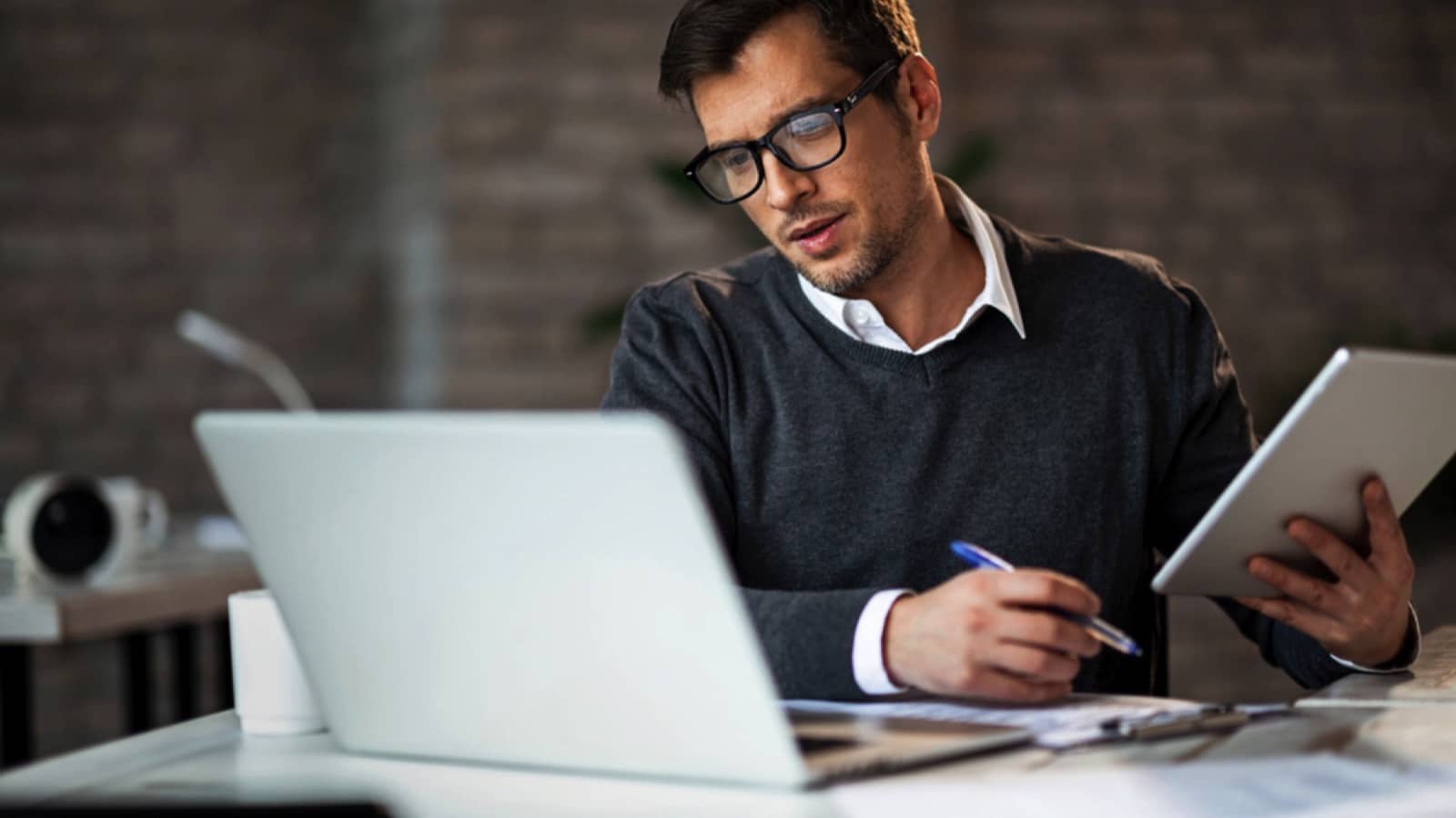 15 Ways to Turn Your Local Knowledge Into a $5,000-a-Month Tour Planning Business Man researching