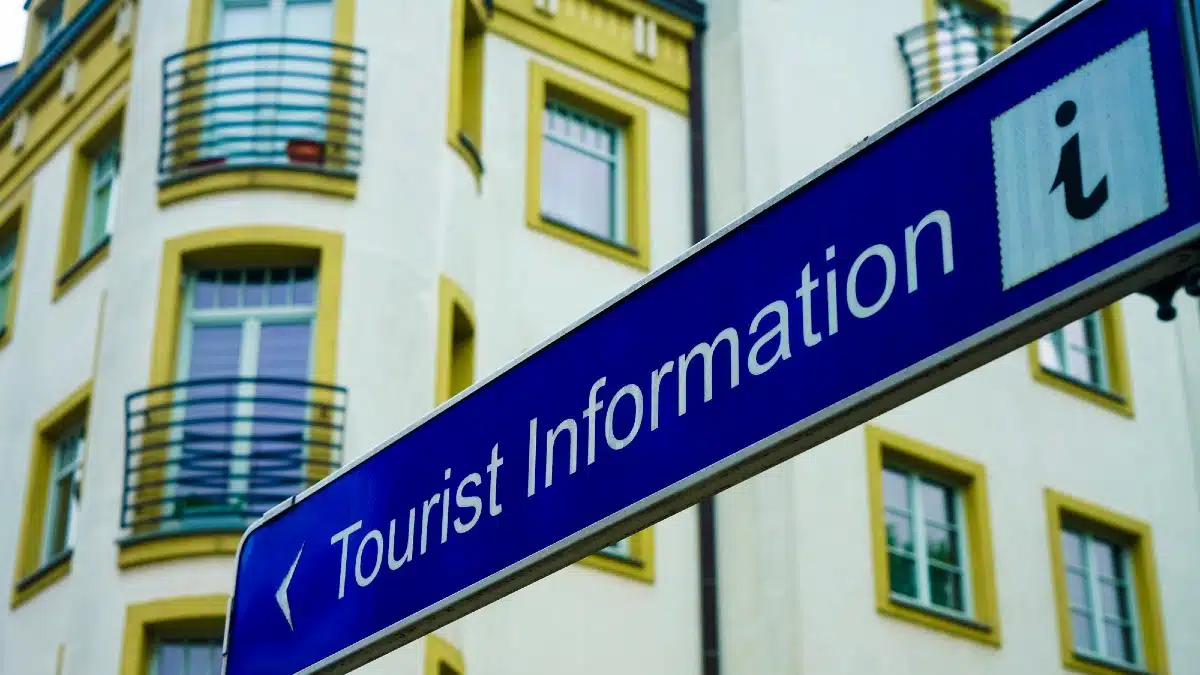 Tourist information, guided tours arrow signs. Blue Tourist Information dir
