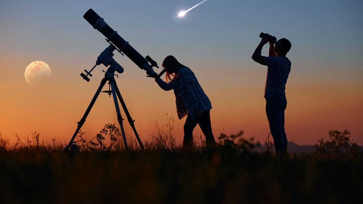 Romantic Moments That Cost Almost Nothing Couple-stargazing-together-with-a-astronomical-telescope