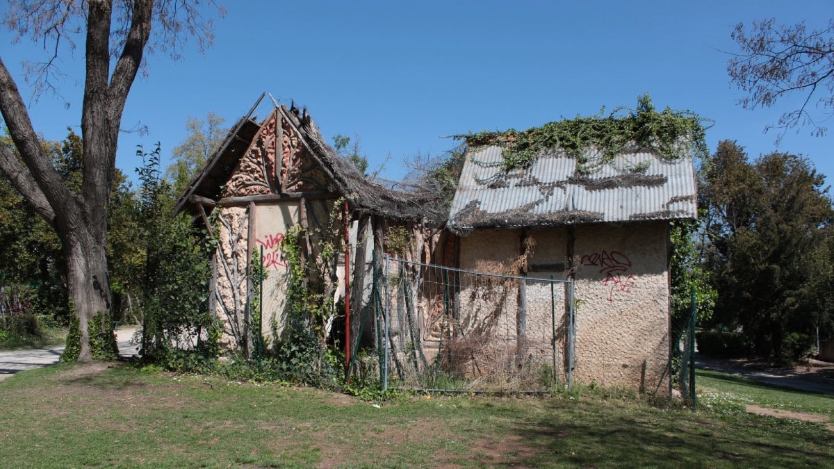 14 Signs Your Neighborhood May Be Losing Value Old-decadent-house