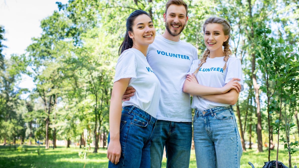 Romantic Moments That Cost Almost Nothing Young-volunteers-hugging-in-park-together