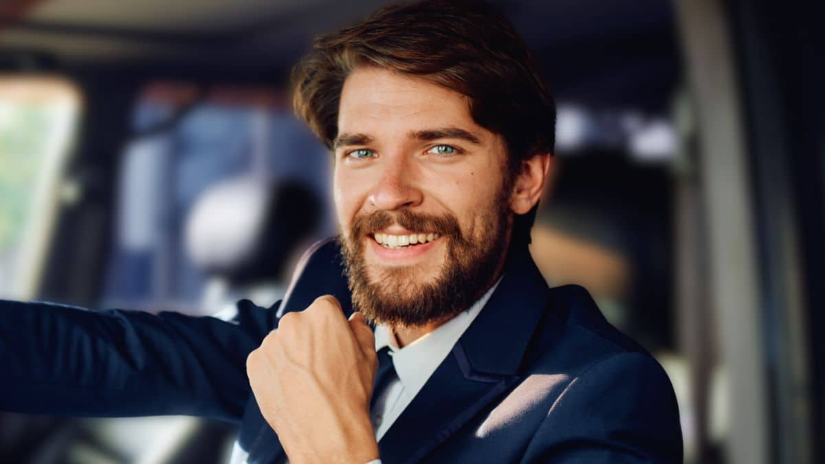Real Estate Reads Everyone Recommends business man driving a car