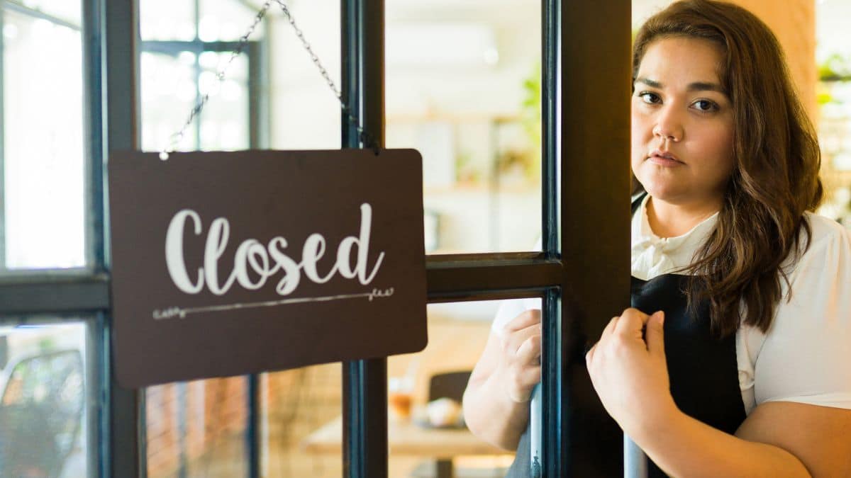14 Signs Your Neighborhood May Be Losing Value closed sign