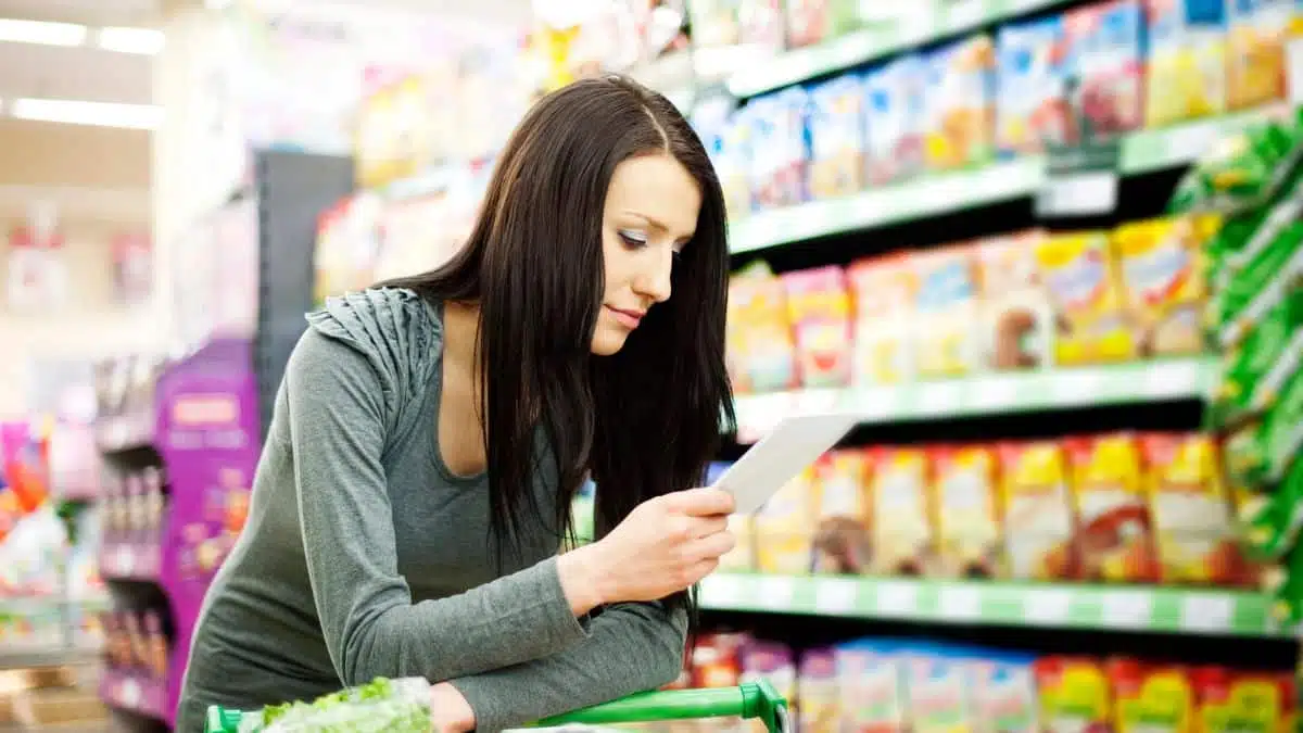 15 Basic Things The Middle Class Still Don't Understand About Money woman-in-the-grocery-store