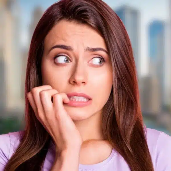woman-nervous-in-downtown