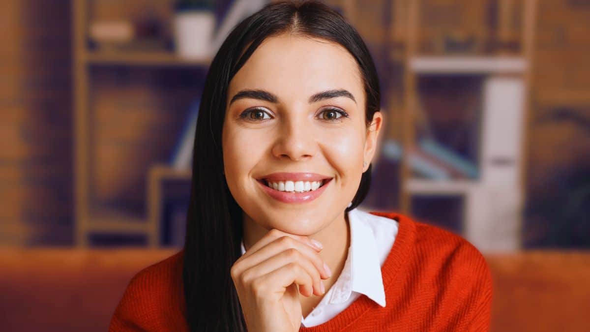 How Rich People Stay Rich Long‑Term woman thinking smiling