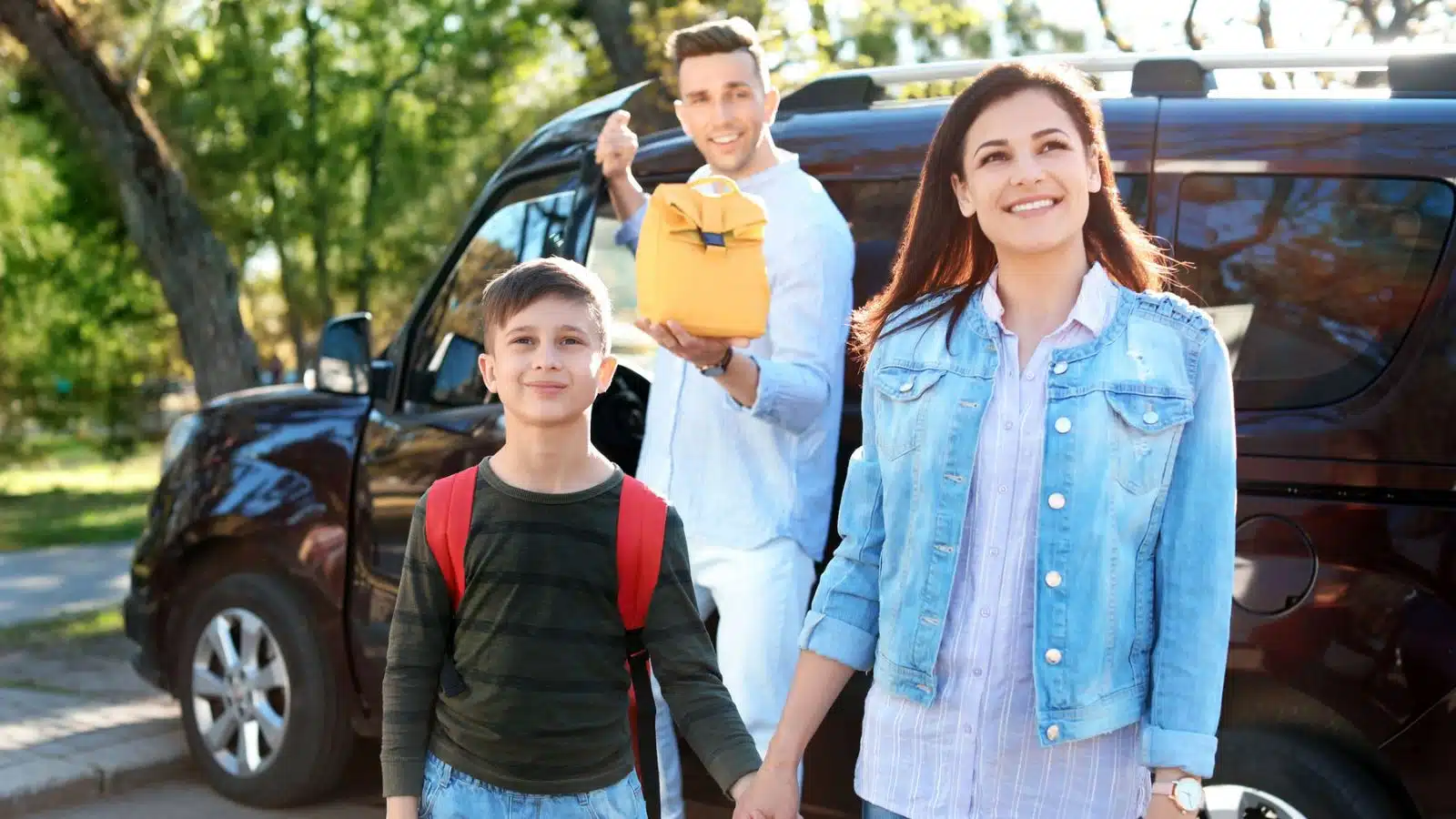 15 Unexpected Perks of Always Having Cash on You mom-dropping-son-at-school