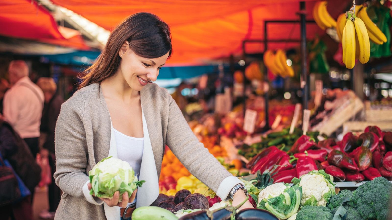 15 Unexpected Perks of Always Having Cash on You woman-at-a-farmers-market