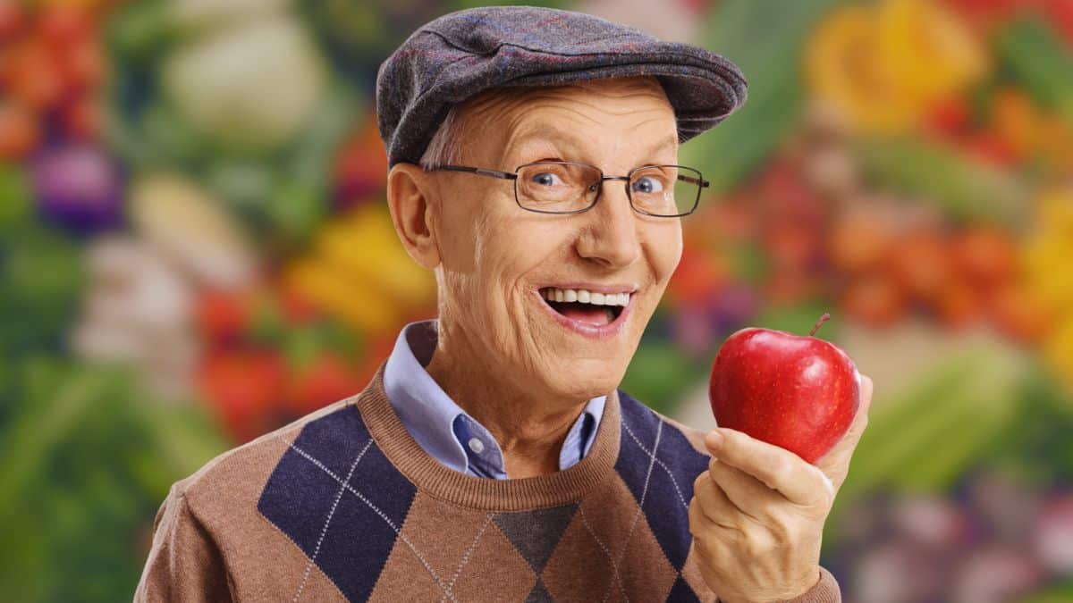 Community‑Boosting Services Entrepreneurs Love senior man eating an apple