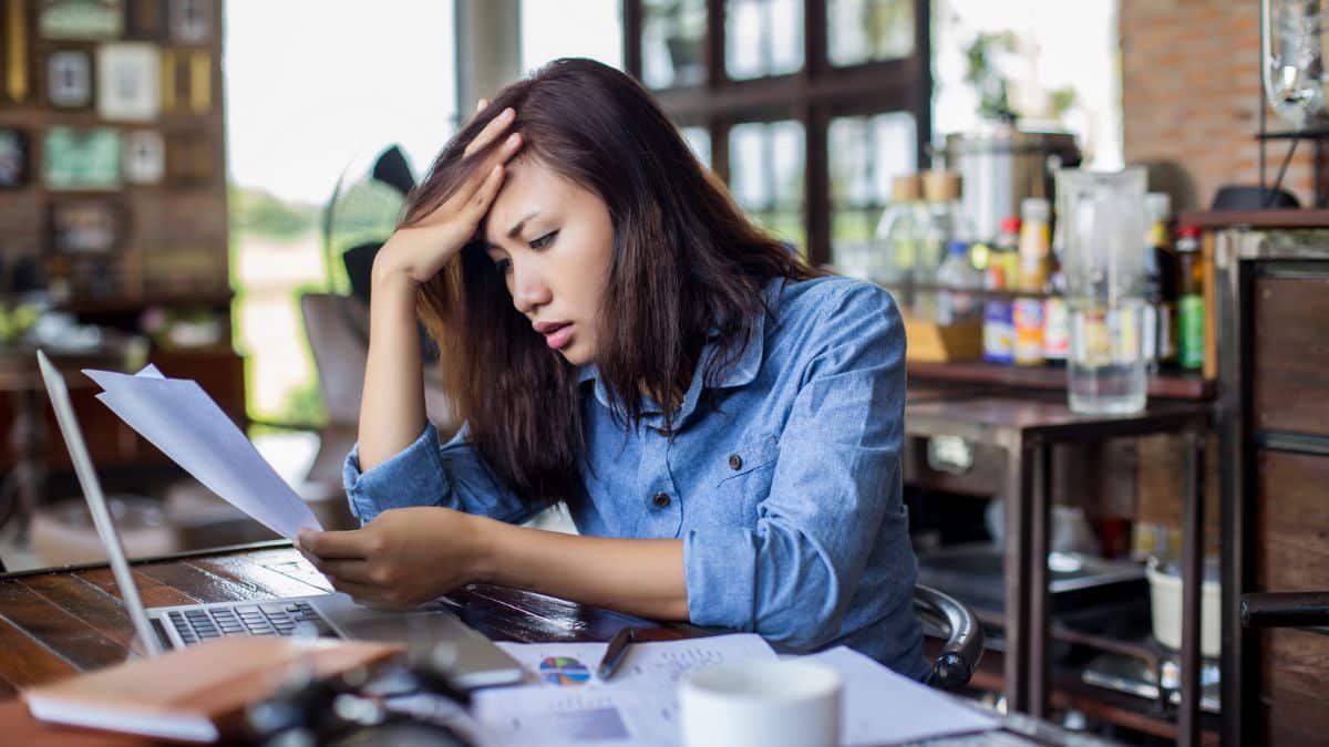 15 Mindset Shifts That Make You Richer woman-stressed-out-at-computer-laptop