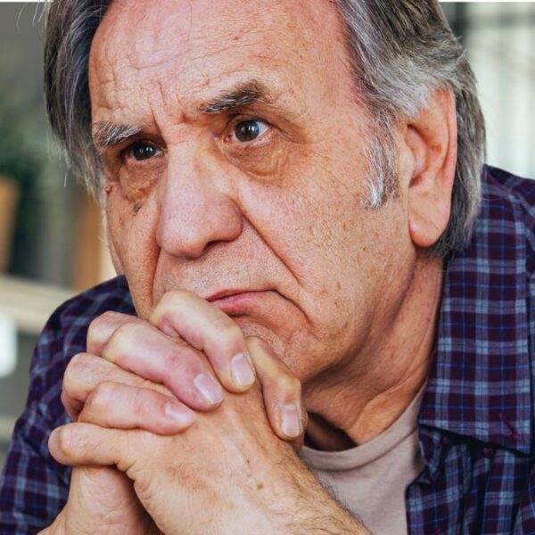 senior man worried stressed(2)