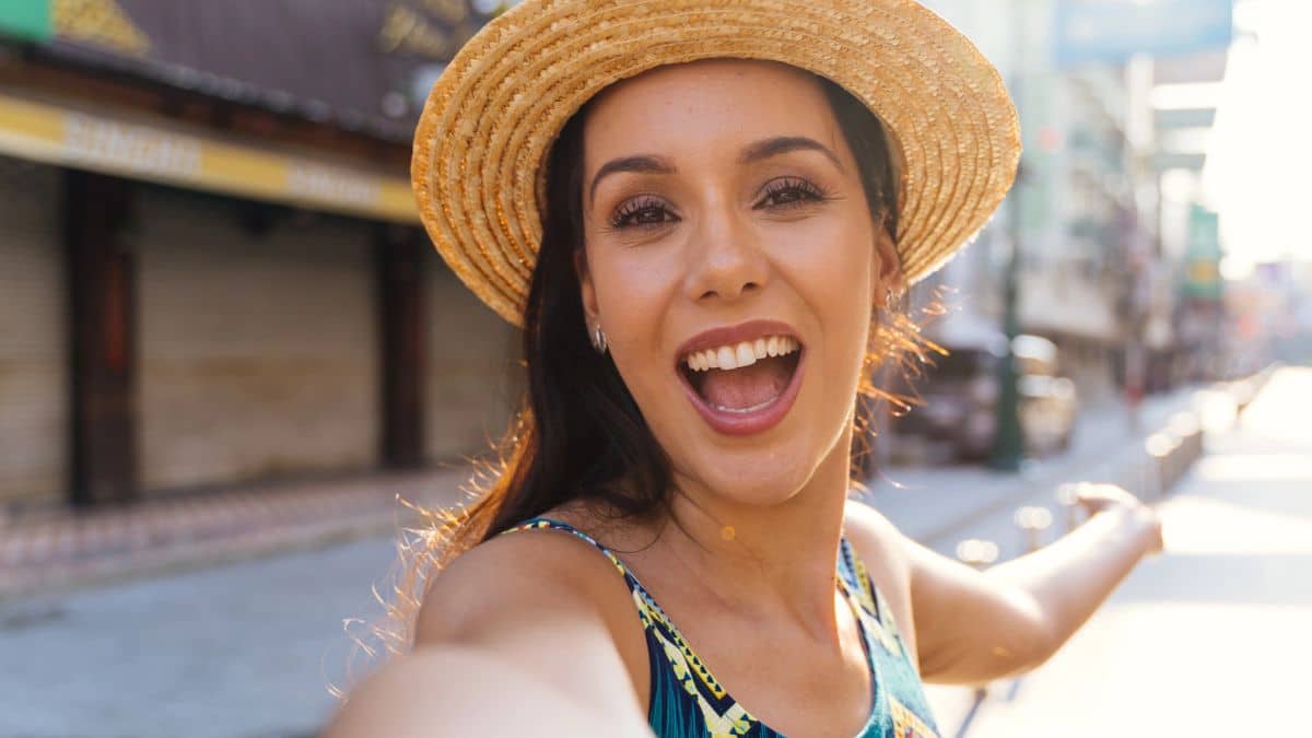 woman travel camera hat