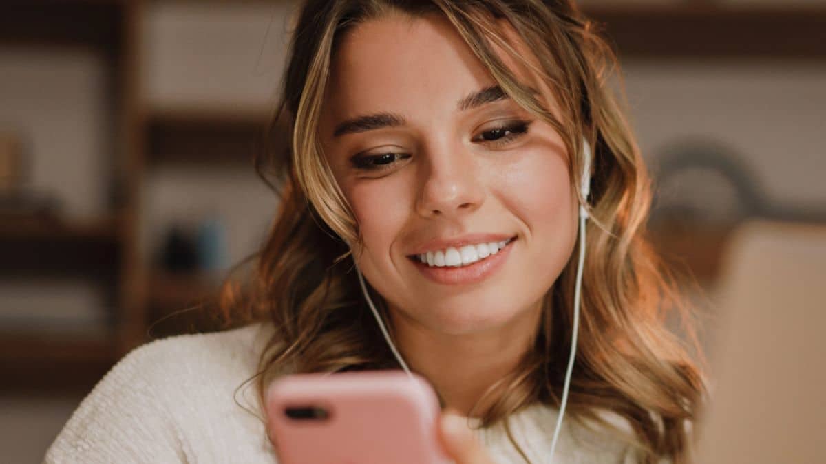 woman headphones laptop working