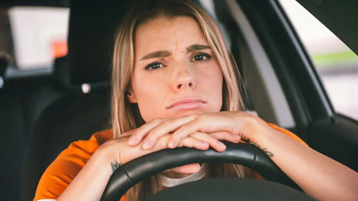 woman with car problems (1)
