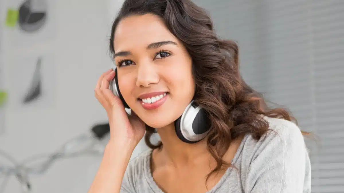 girl headphones laptop working