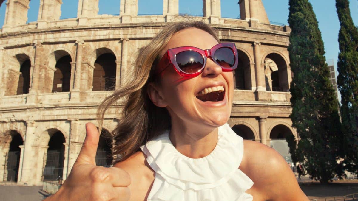 woman happy in front of colliseum