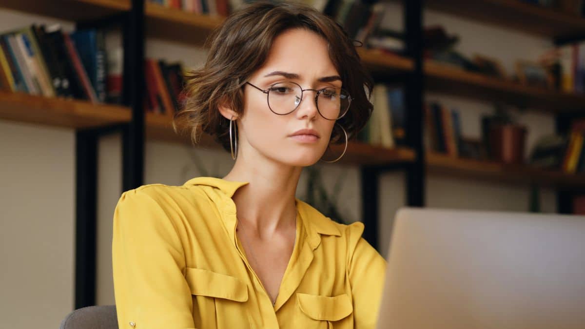 woman earrings glasses laptp