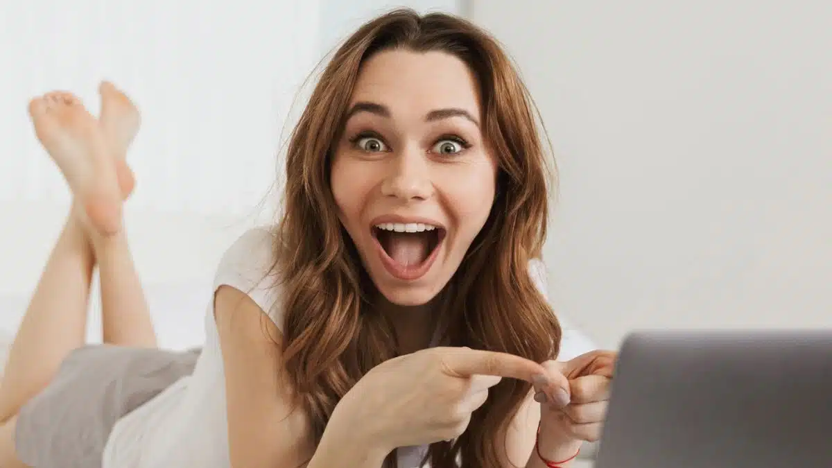woman online shopping