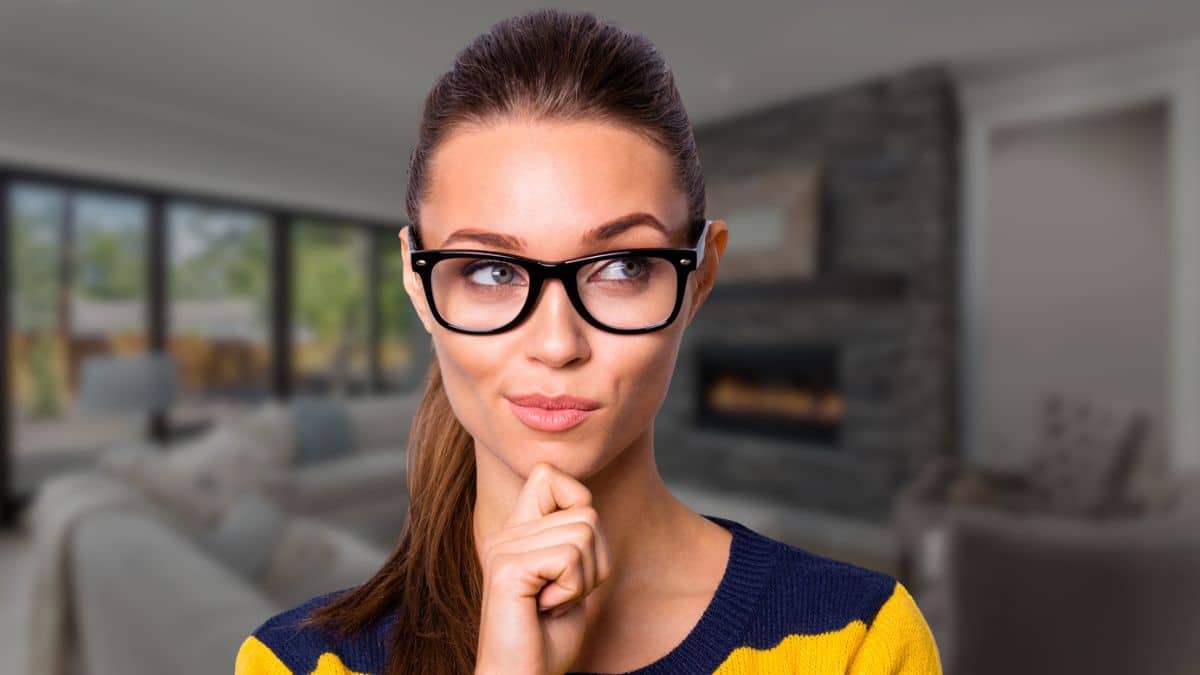 woman with glasses with stripes