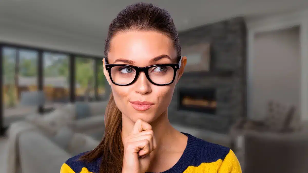 woman with glasses with stripes