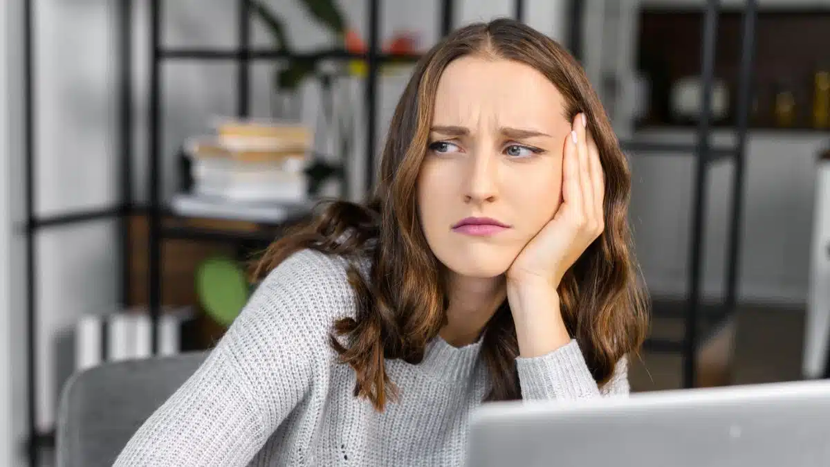 having problems with her laptop