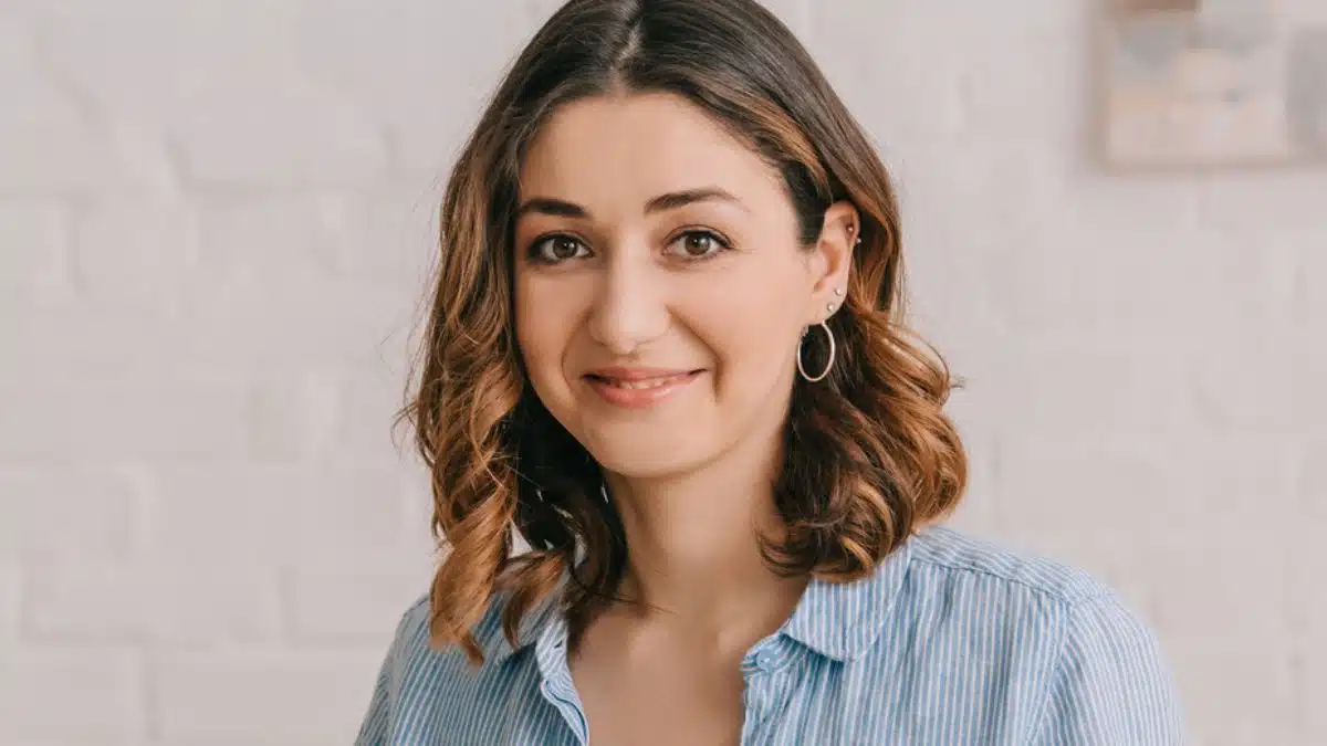 woman sitting on the couch with her laptop