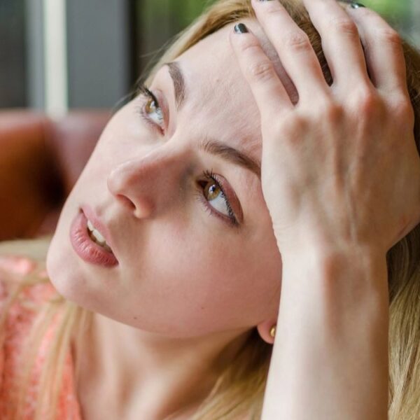 woman with a headache (1)