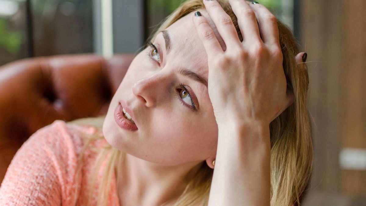 woman with a headache (1)