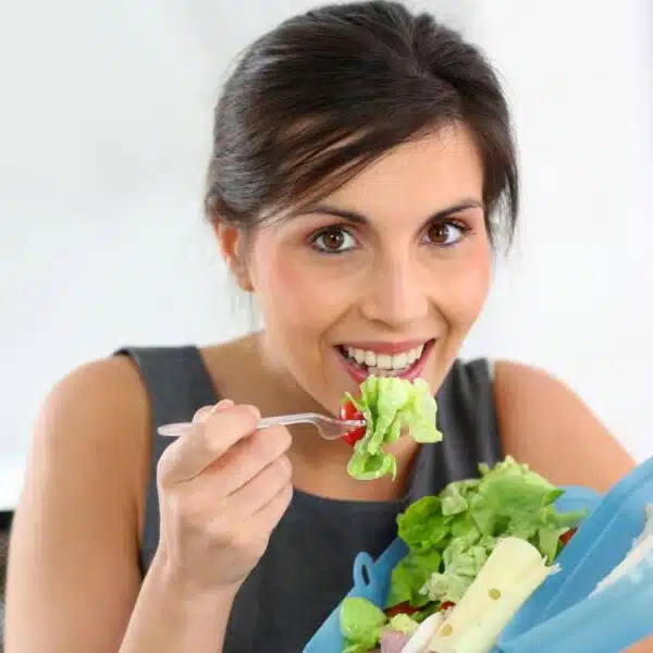 woman eating lunch at her desk