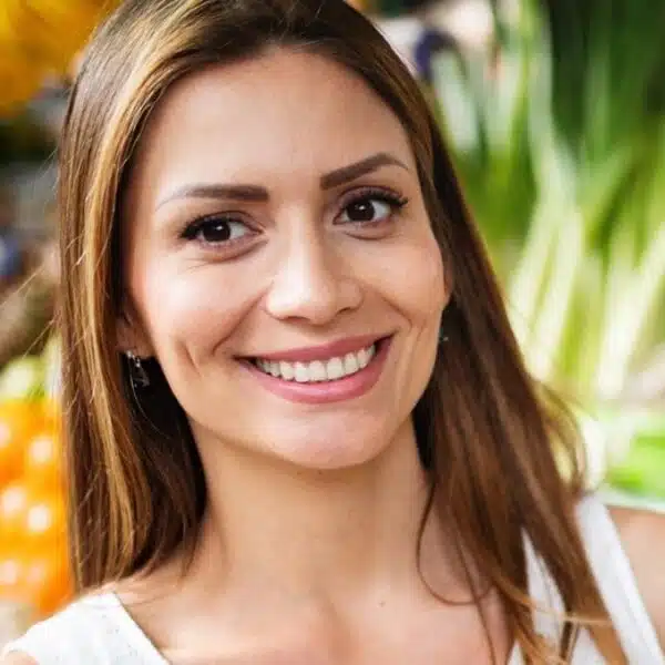 woman grocery shopping (1)