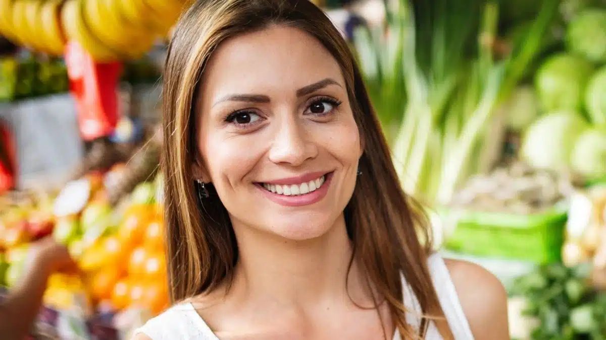 woman grocery shopping (1)