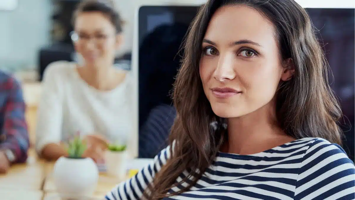 woman working in the office (2)