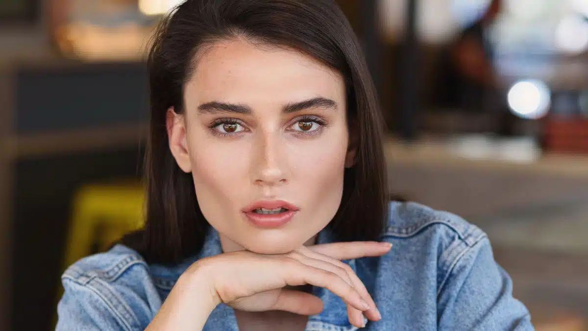 woman confused in front of laptop