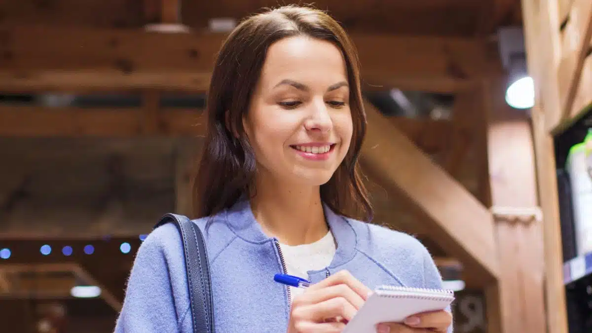 woman grocery shopping (2)