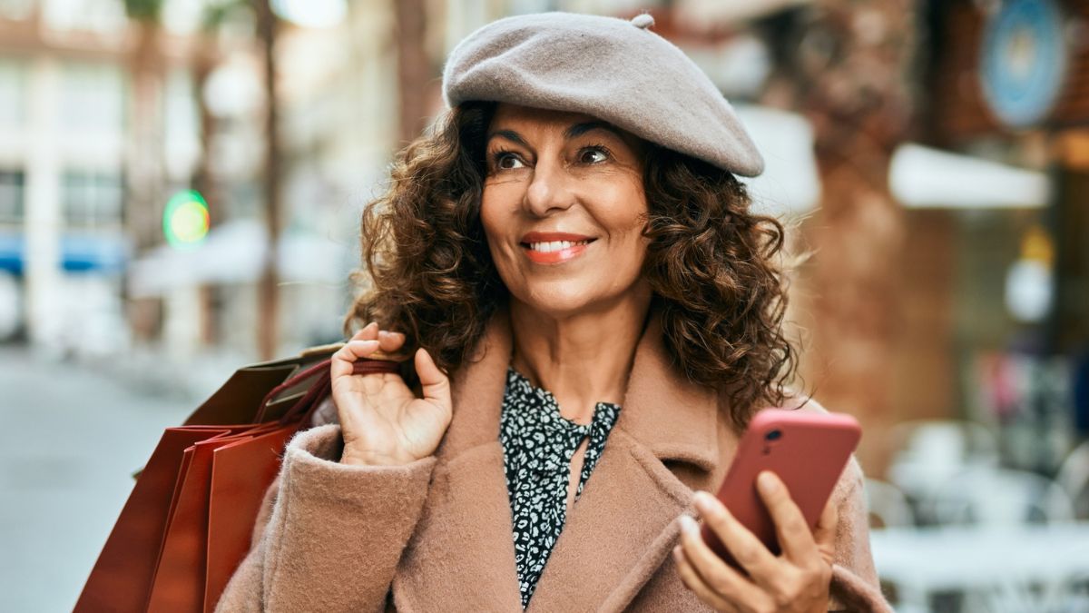 woman hat with a phone