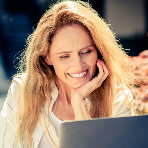 woman working laptop in a cafe (1)