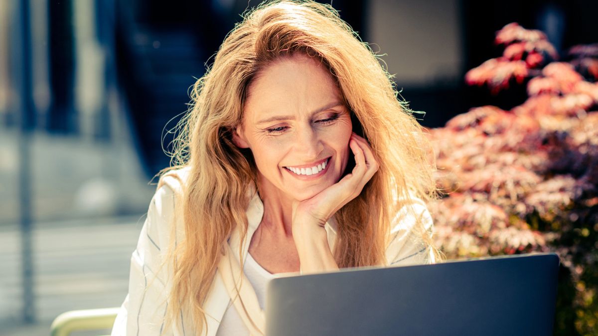 woman working laptop in a cafe (1)