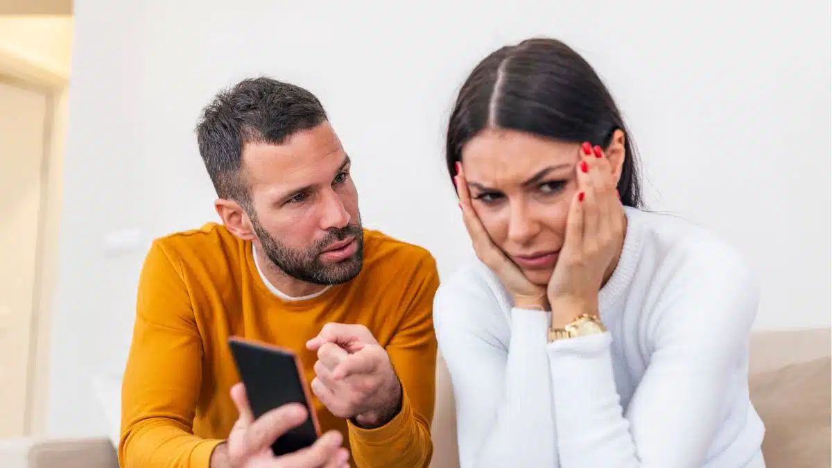 couple argue over phone