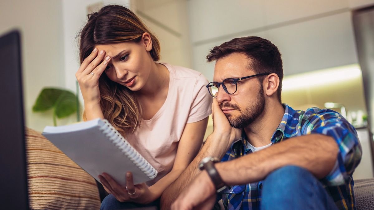 couple stressing at the budget