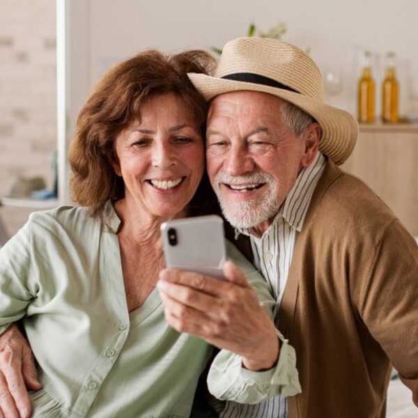 senior couple taking a selfie (1)