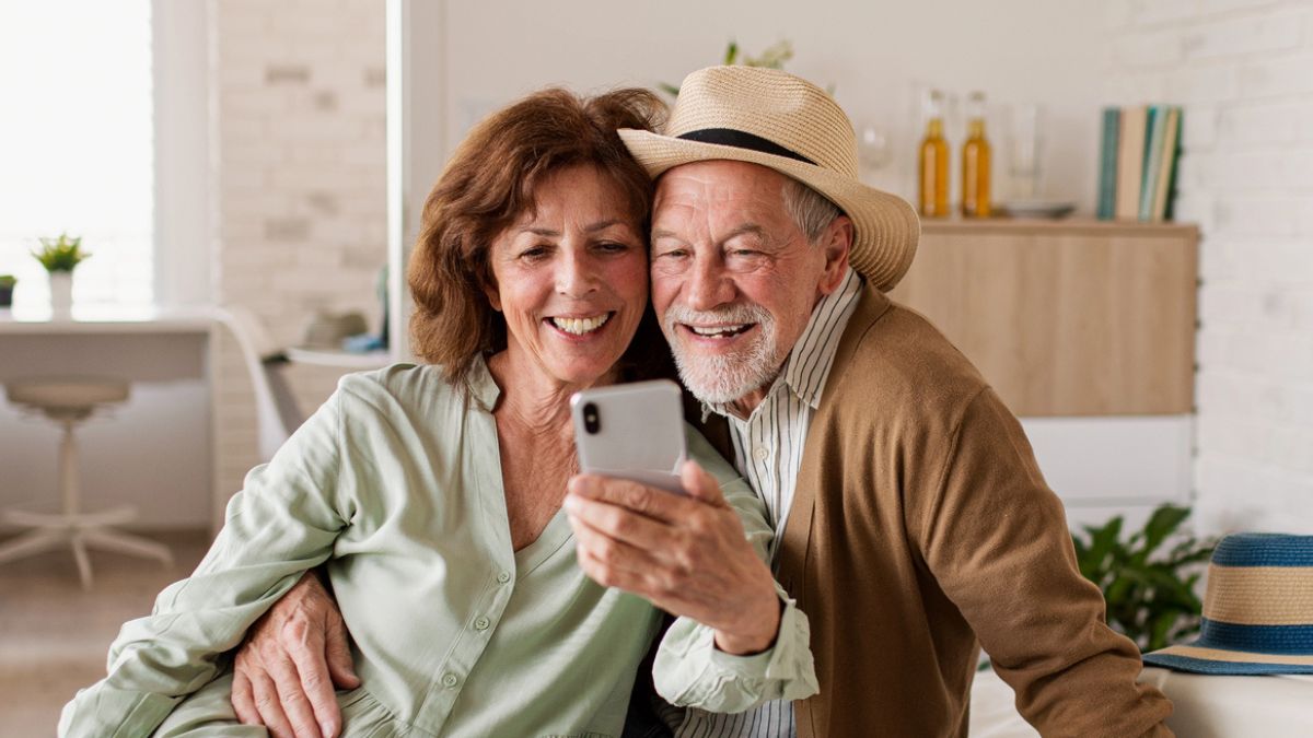 senior couple taking a selfie (1)