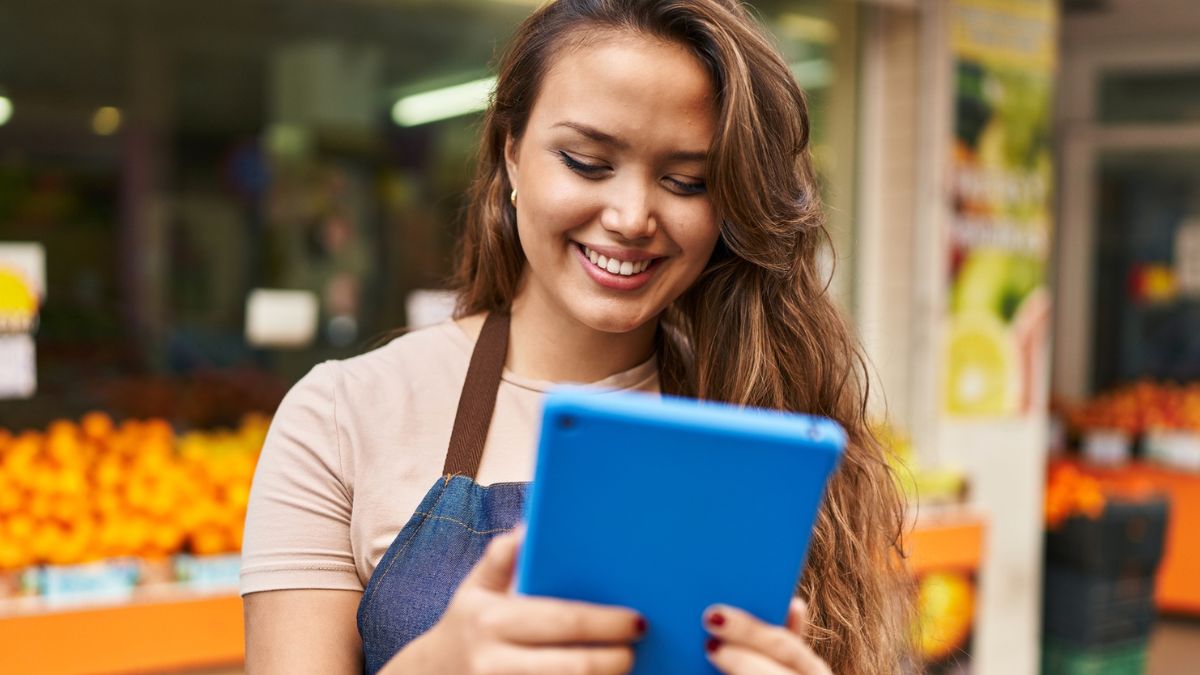 woman barista with tablet