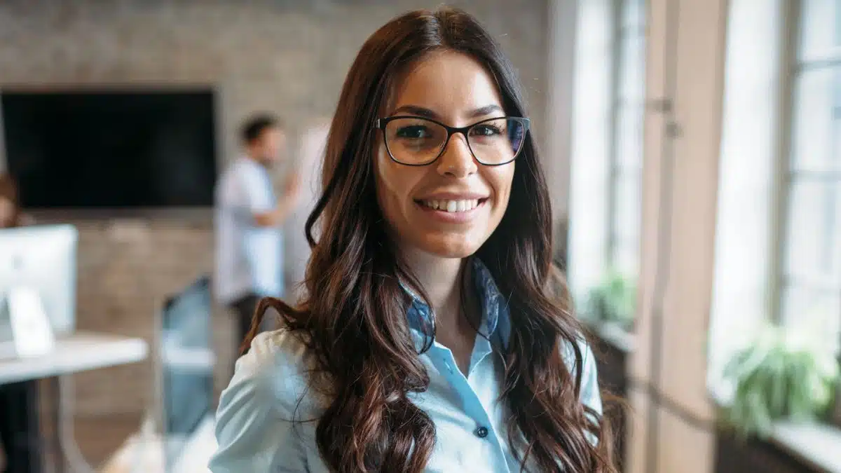 woman clipboard disgust (1)