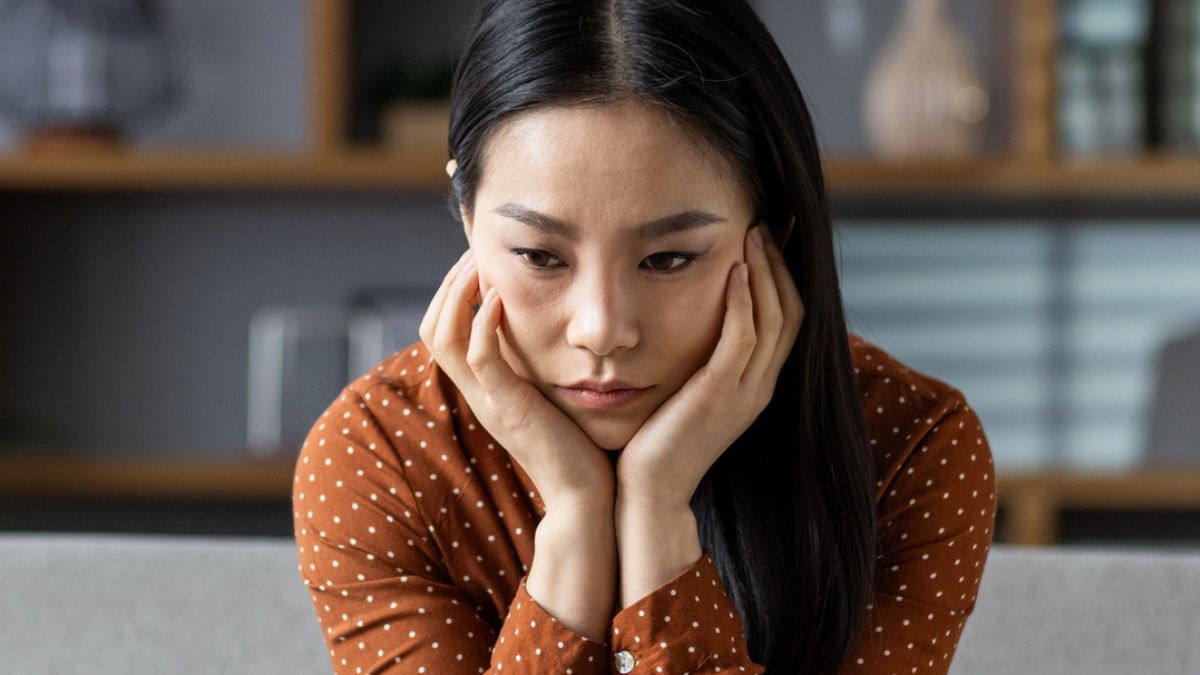 woman feeling bad on the couch