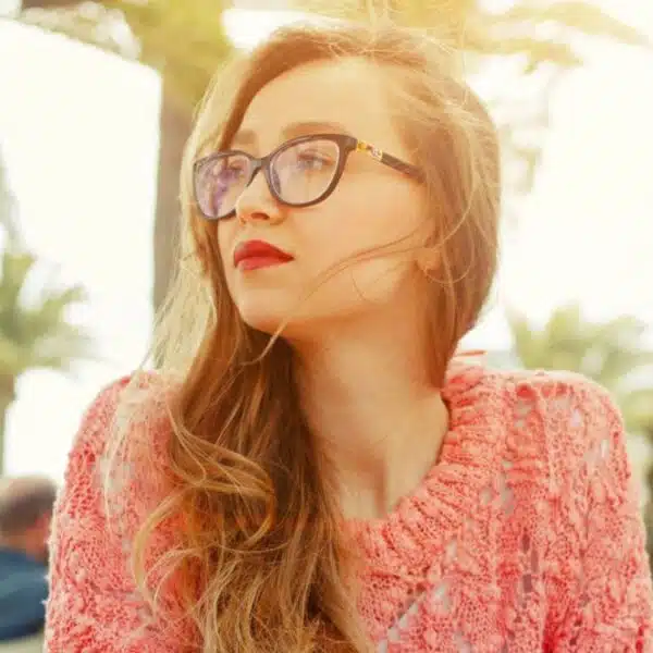 woman on vacation laptop