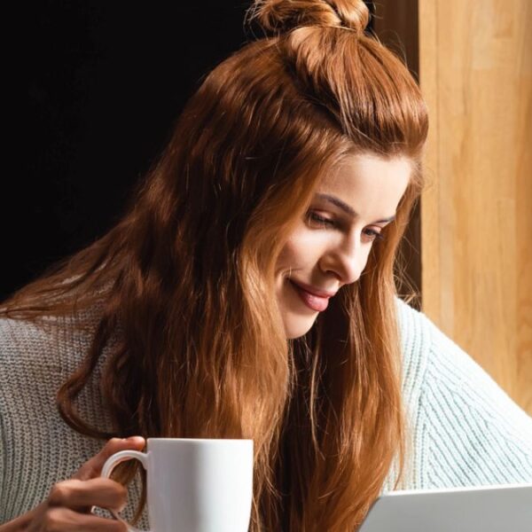 woman working on the laptop