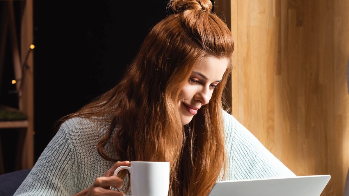 woman working on the laptop