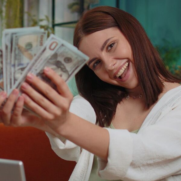 girls shopping at the mall (1)